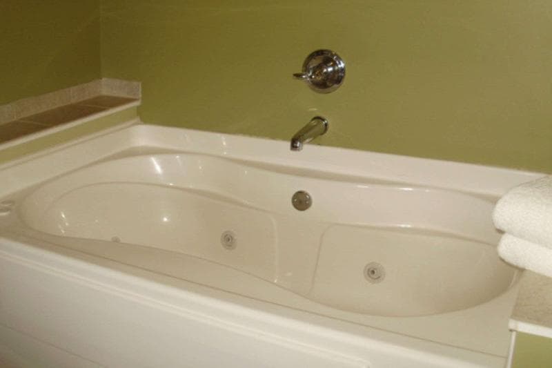 Quality Inn And Suites Warren 2