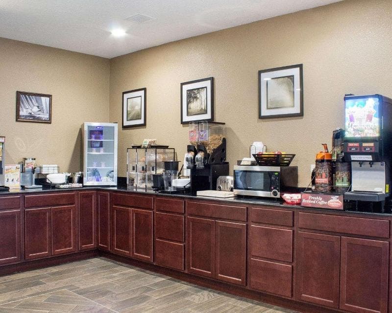 Econo Lodge 3