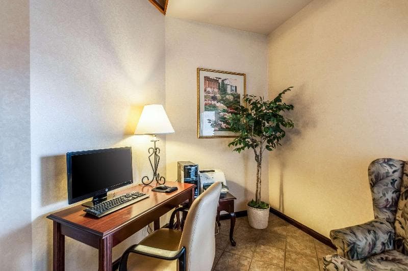 Econo Lodge Inn & Suites main