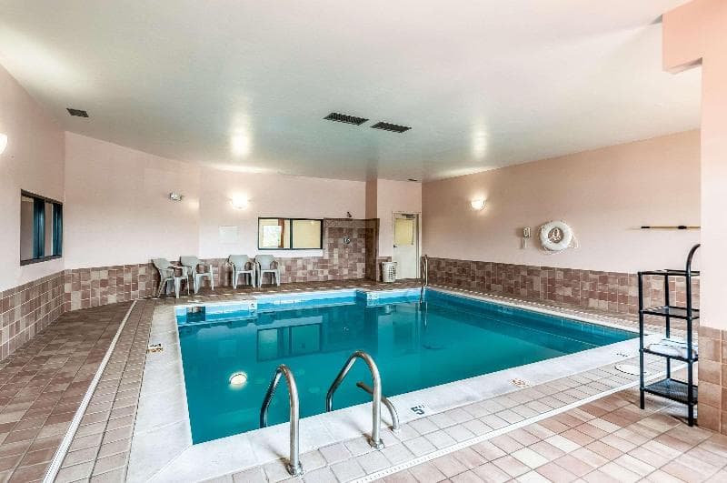 Econo Lodge Inn & Suites 5
