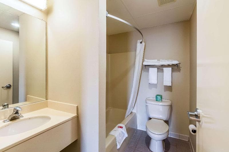 Econo Lodge Inn & Suites 3