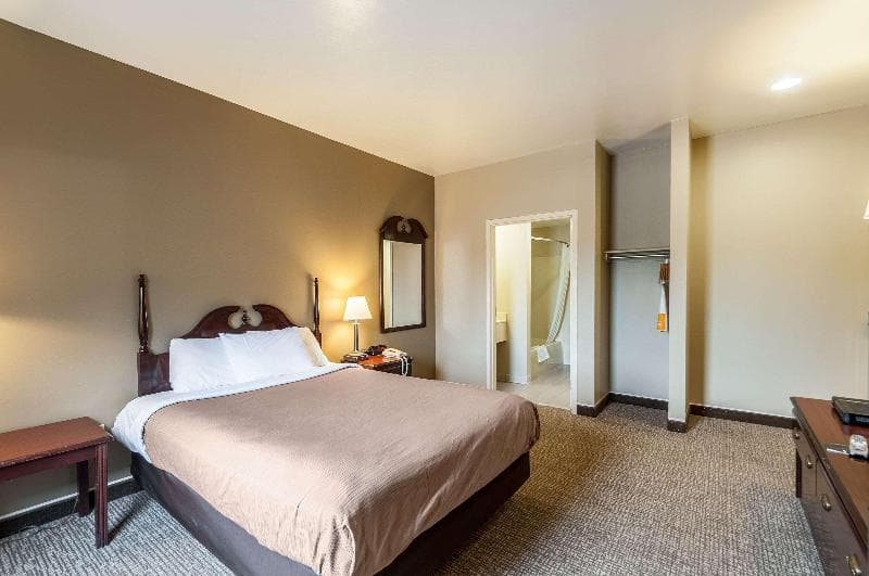Econo Lodge Inn & Suites 4