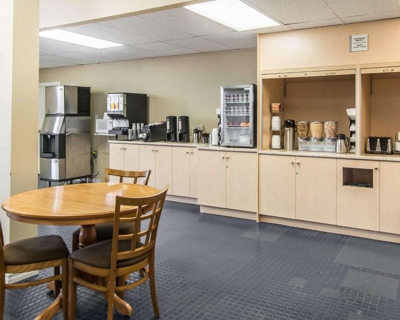 Econo Lodge 5