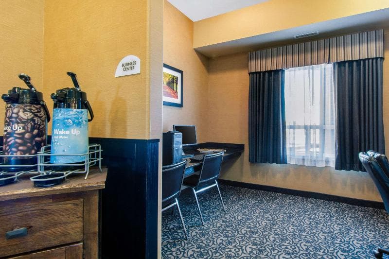 Comfort Inn & Suites photo 1