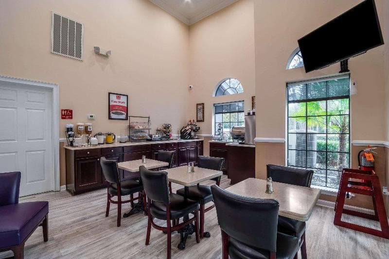 Econo Lodge Inn & Suites photo 1