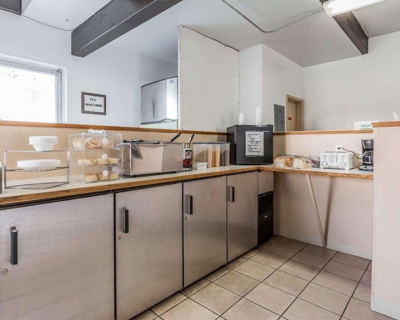 Rodeway Inn & Suites 5