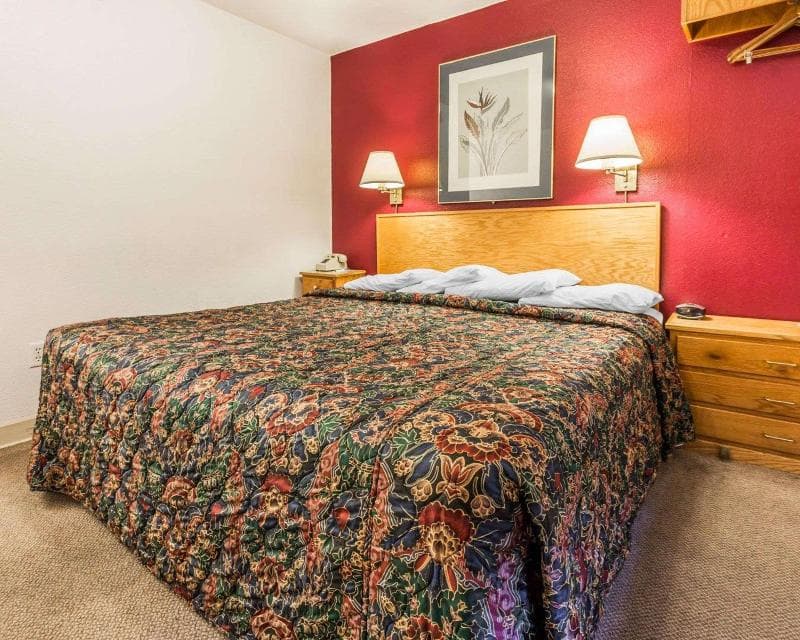 Rodeway Inn & Suites 4