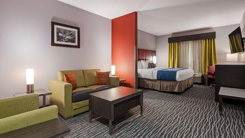Best Western Plus Airport Inn 4