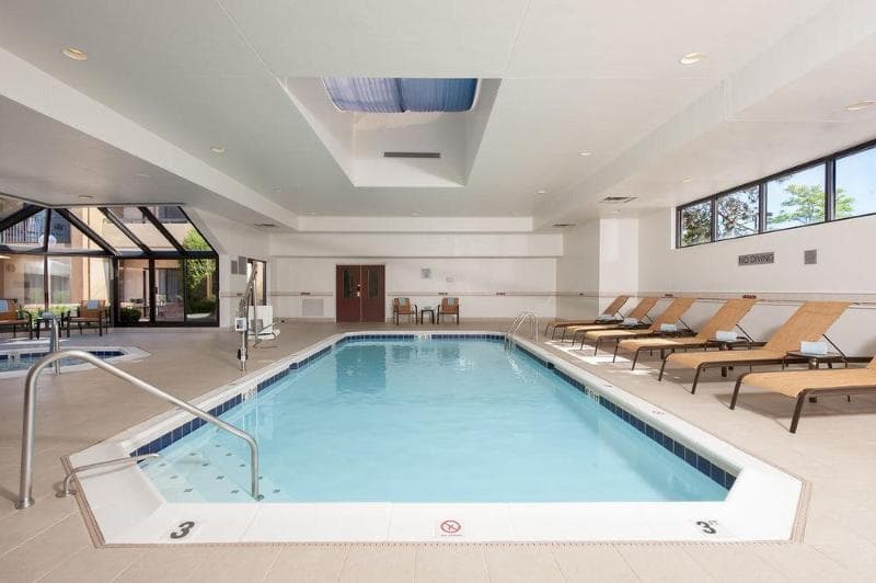 Courtyard Chicago Glenview/Northbrook 5