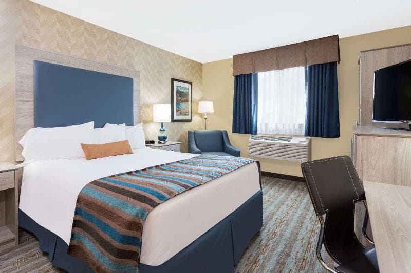 Silverstone Inn & Suites 4