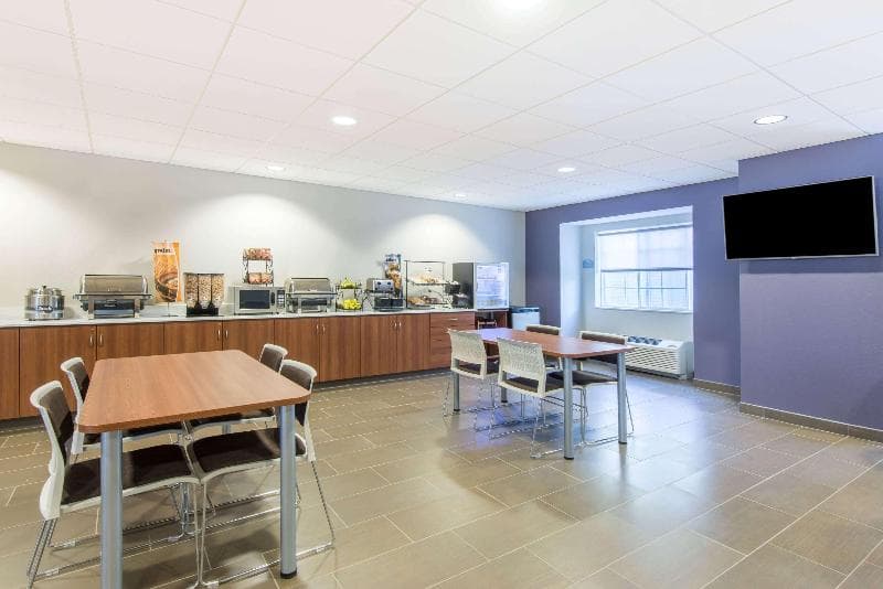 Microtel Inn & Suites by Wyndham Cadiz 2