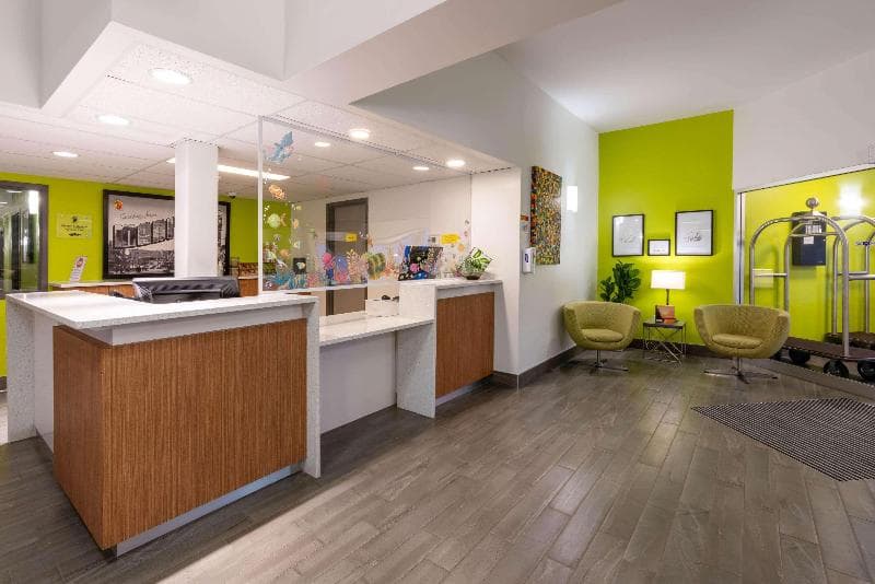 Super 8 By Wyndham Winnipeg West 4