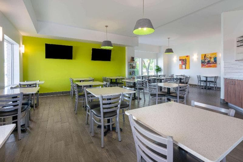 Super 8 By Wyndham Winnipeg West 2