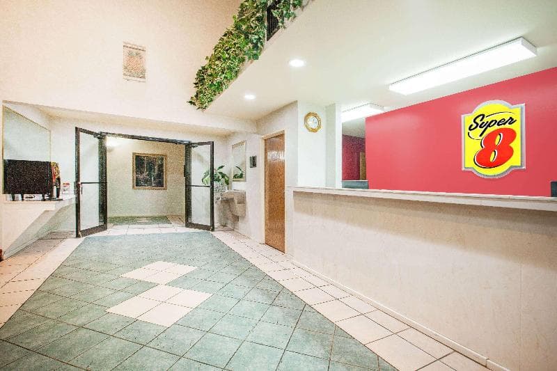 Super 8 by Wyndham White Hall 5
