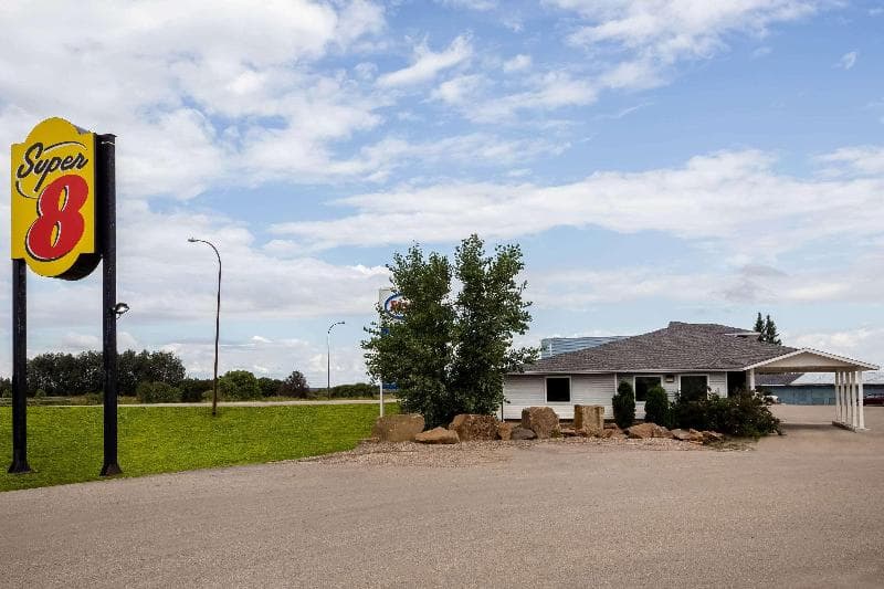 Super 8 By Wyndham Smoky Lake 5