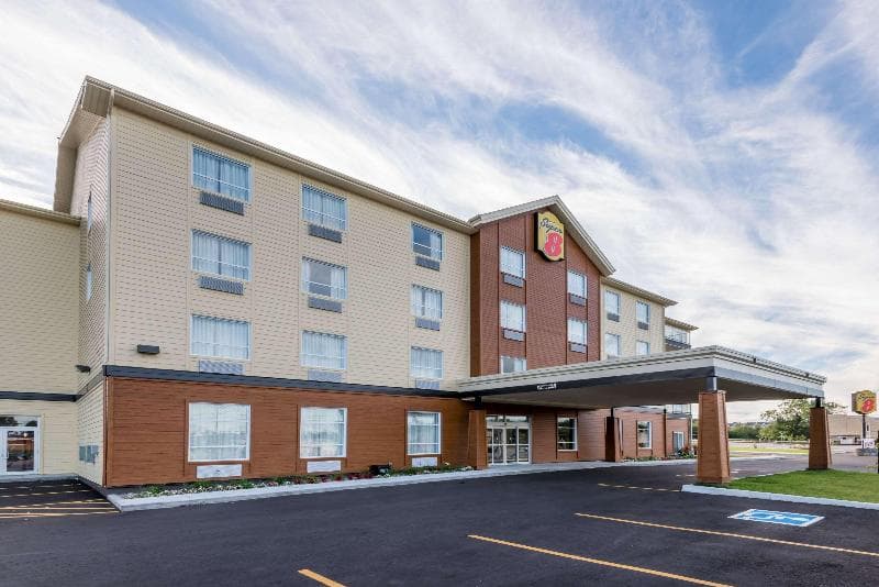 Super 8 By Wyndham Mont Laurier 5