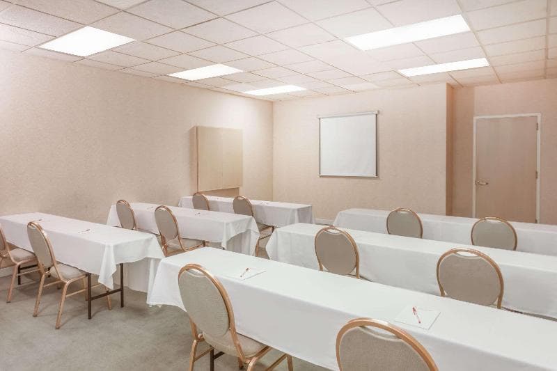 Ramada Hotel &Conference Center By Wyndham Hammond photo 1