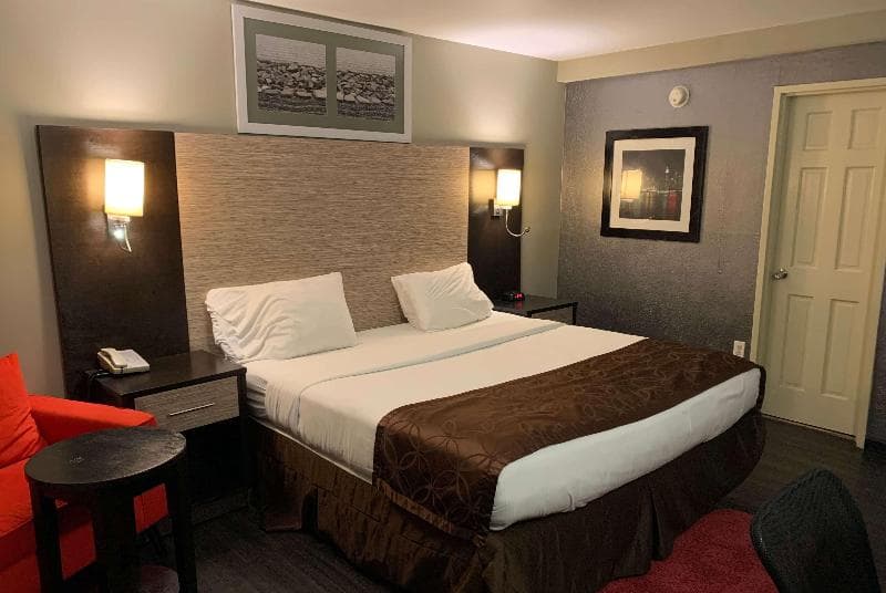 Ramada by Wyndham Rockville Centre 5