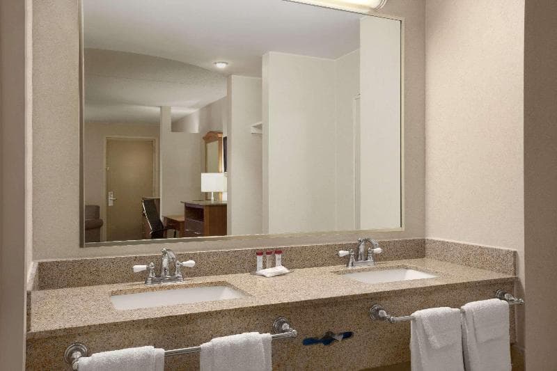 Ramada by Wyndham Rockville Centre 4