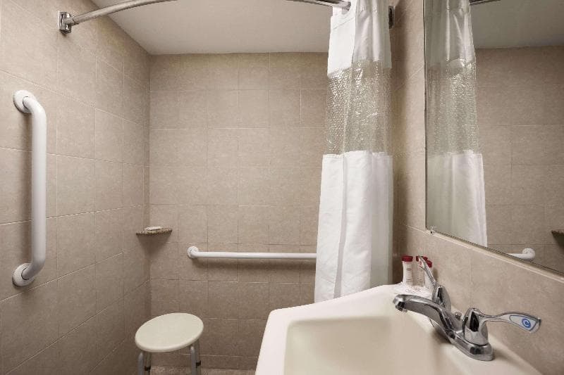 Ramada by Wyndham Rockville Centre 3