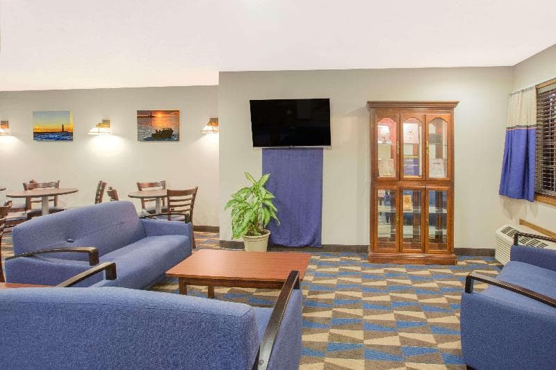 Microtel Inn & Suites by Wyndham Manistee 4
