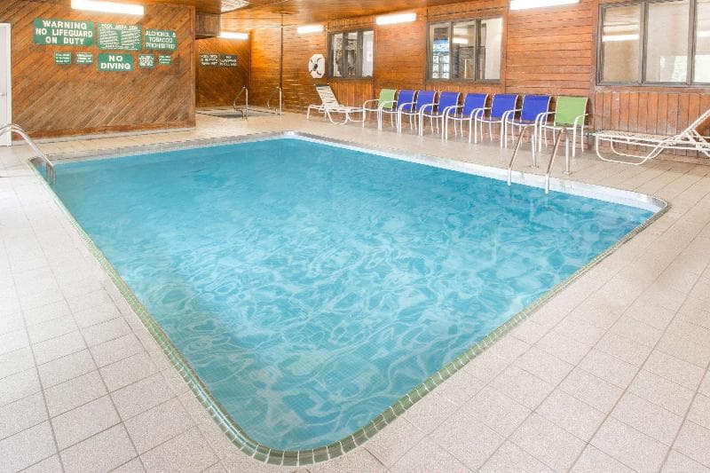 Days Inn & Suites by Wyndham Davenport East 5