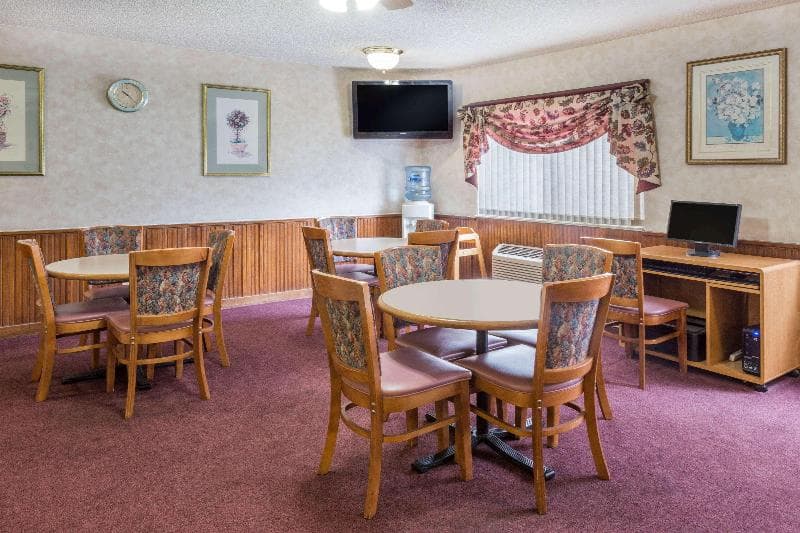 Days Inn & Suites by Wyndham Davenport East photo 1
