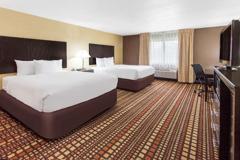 Days Inn & Suites by Wyndham Davenport East 3