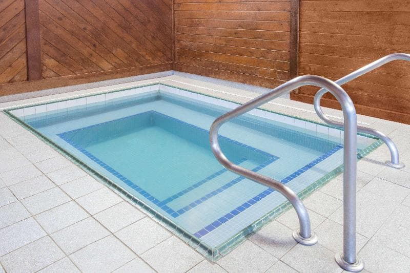 Days Inn & Suites by Wyndham Davenport East 2