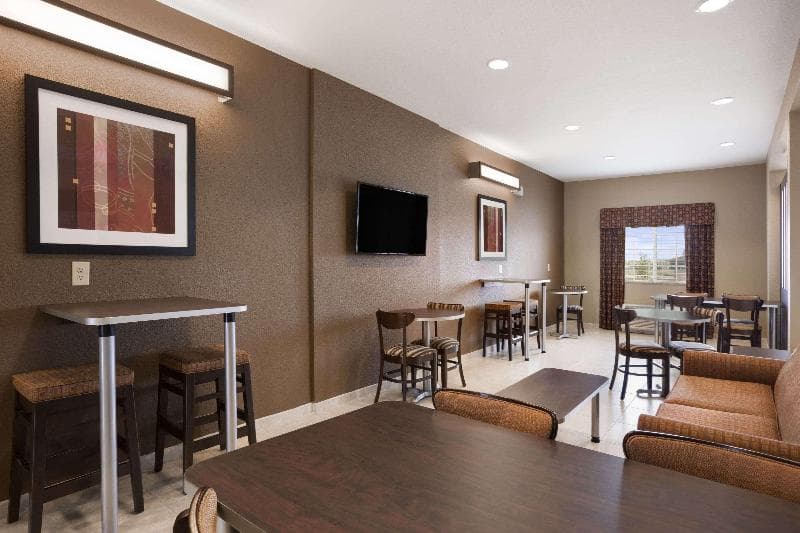 Microtel Inn & Suites by Wyndham Cotulla 4