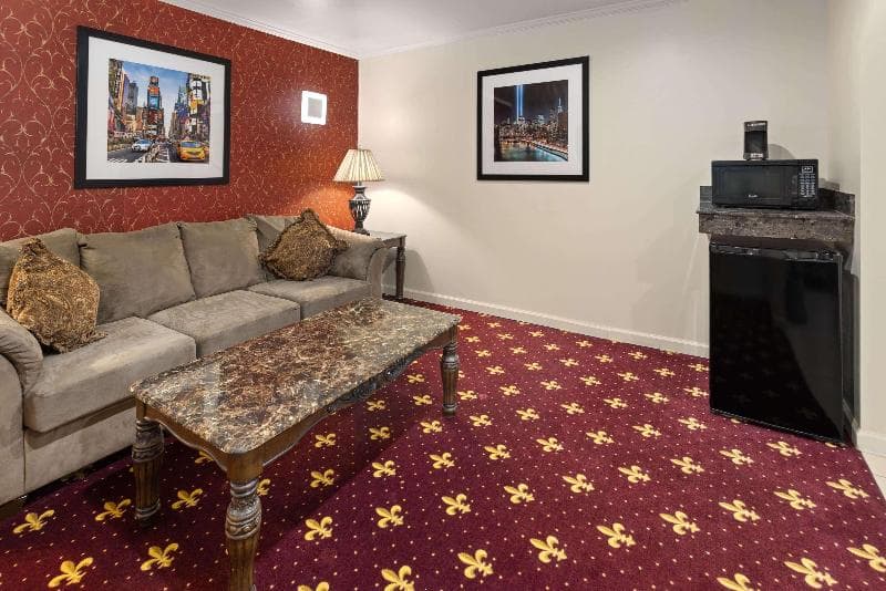 Travelodge by Wyndham Manhasset 5