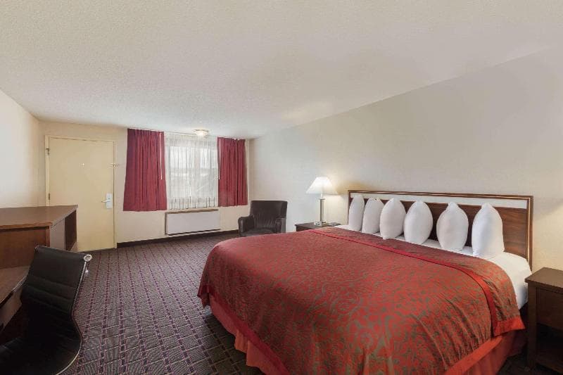 Days Inn by Wyndham Auburn 5