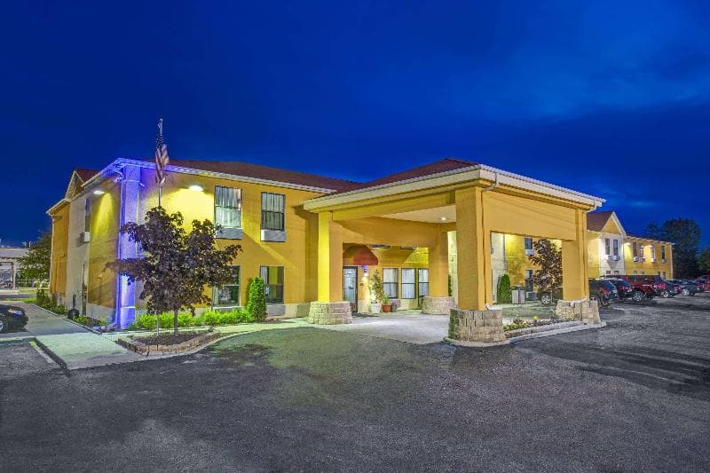 Days Inn by Wyndham Great Lakes - North Chicago photo 1