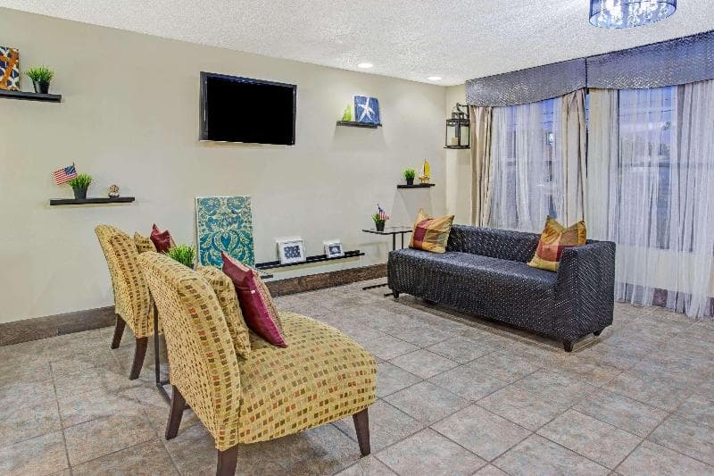 Days Inn by Wyndham Great Lakes - North Chicago 3
