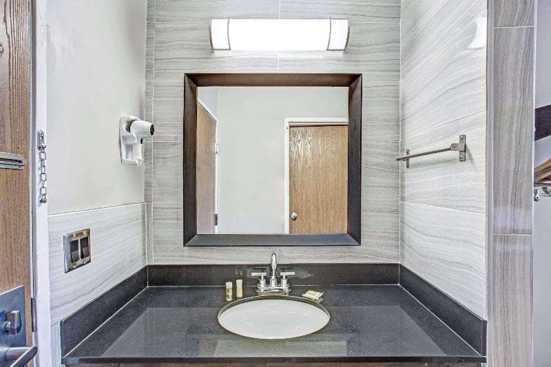 Days Inn by Wyndham Great Lakes - North Chicago 5