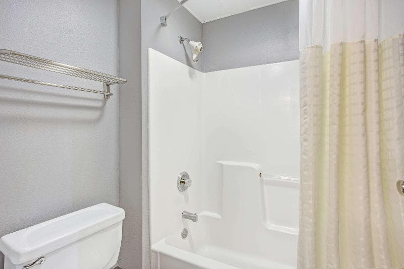 Days Inn by Wyndham Great Lakes - North Chicago 4