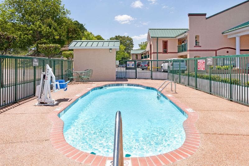 Days Inn by Wyndham Lexington 4