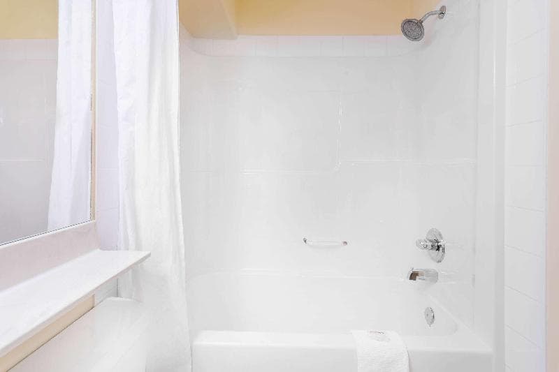 Ramada By Wyndham Hinton 4