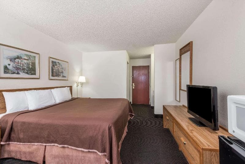 Howard Johnson Express Inn Iowa La 3