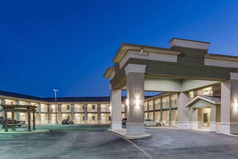 Super 8 by Wyndham Cotulla 5