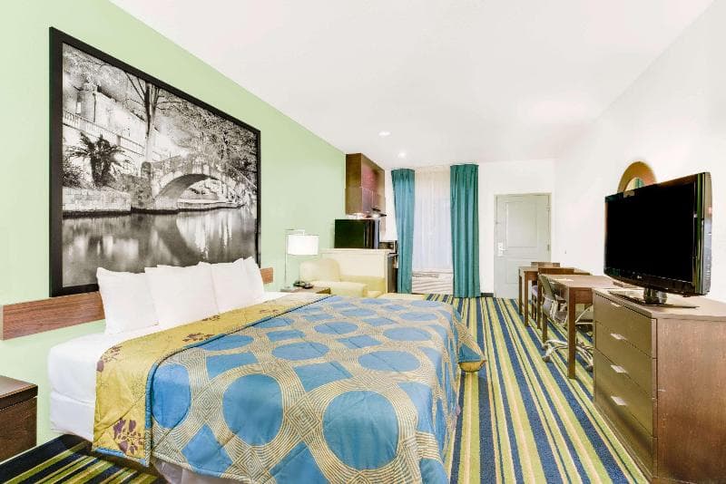 Super 8 by Wyndham Cotulla 2