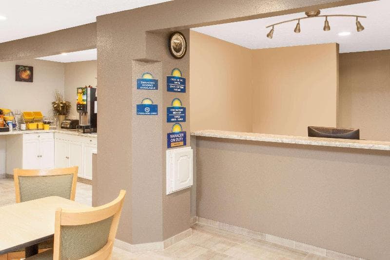 Days Inn by Wyndham Farmer City 5