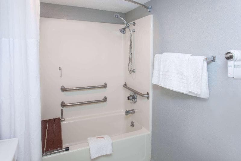 Days Inn by Wyndham Farmer City 3