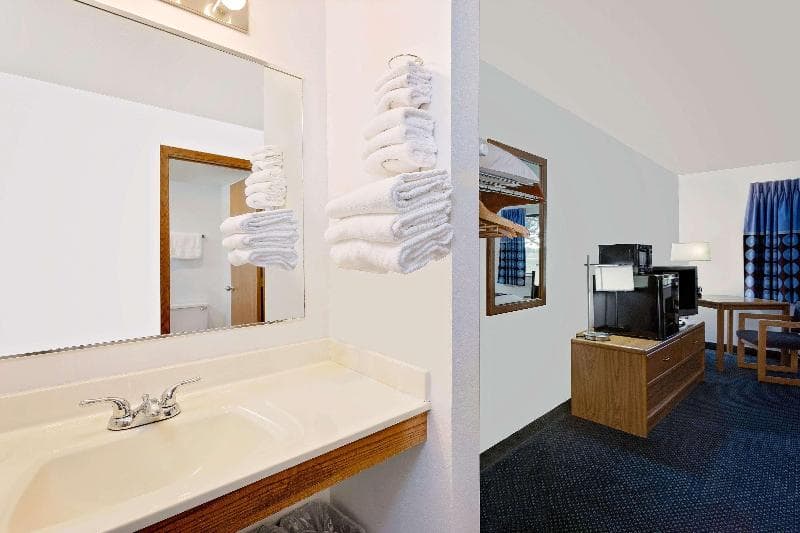 Super 8 by Wyndham St. James photo 1