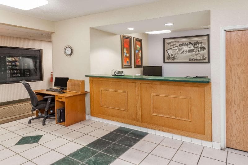 Super 8 By Wyndham Huntington 5