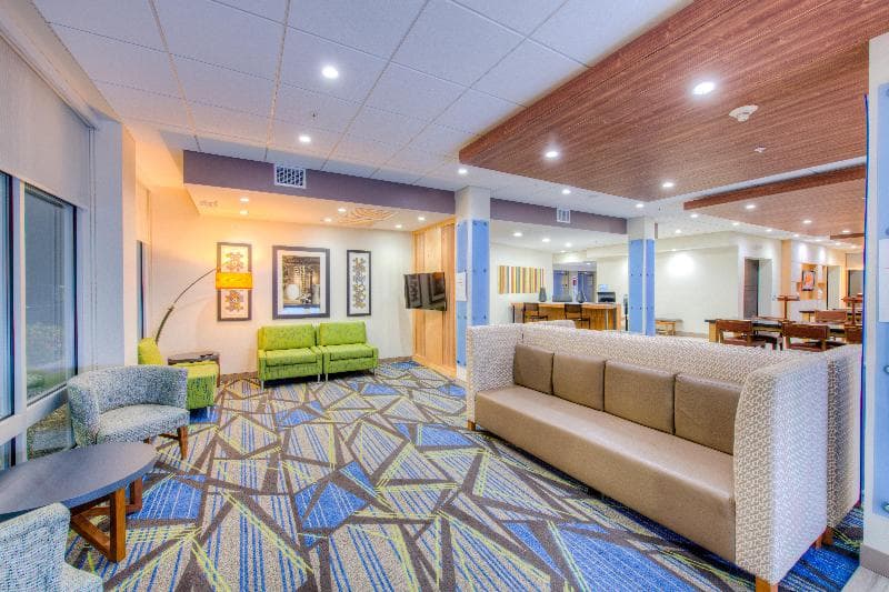 Holiday Inn Express & Suites Remington 2