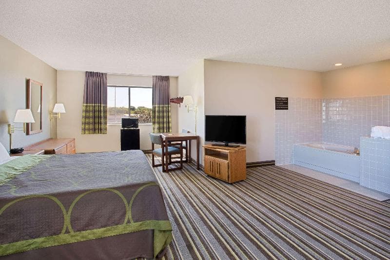 Super 8 By Wyndham Charles City 5