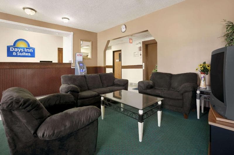 Days Inn & Suites By Wyndham Romeoville 5
