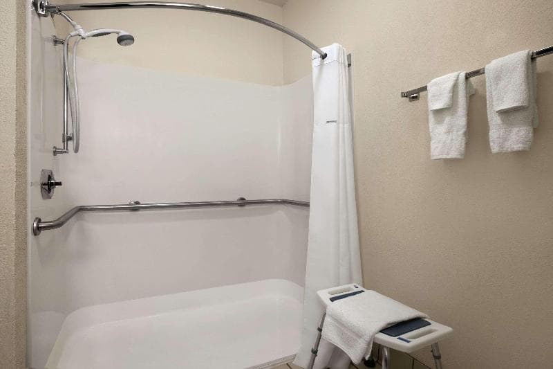 Days Inn & Suites By Wyndham Romeoville 4