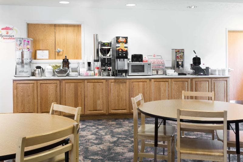 Super 8 By Wyndham Alma 2